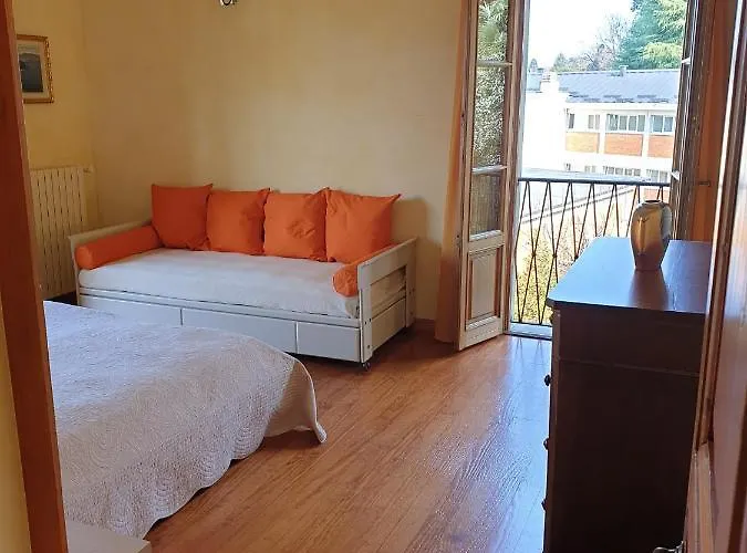 The Camelia, Our With View, Private Bathroom And Dedicated Parking At The Isabella 招待所 斯特雷萨