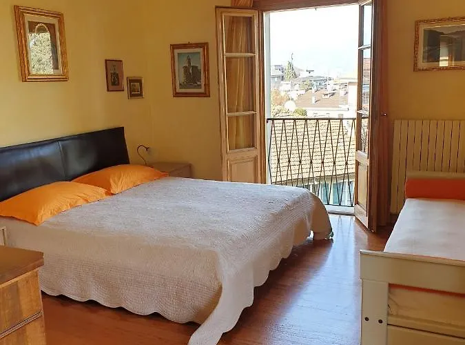 The Camelia, Our With View, Private Bathroom And Dedicated Parking At The Isabella 3* 斯特雷萨