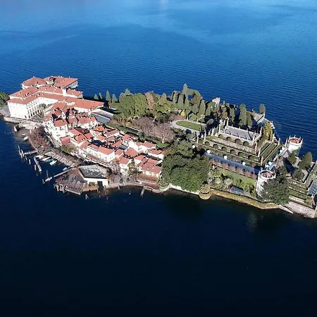 Affittacamere The Camelia, Our With View, Private Bathroom And Dedicated Parking At The Isabella 3*